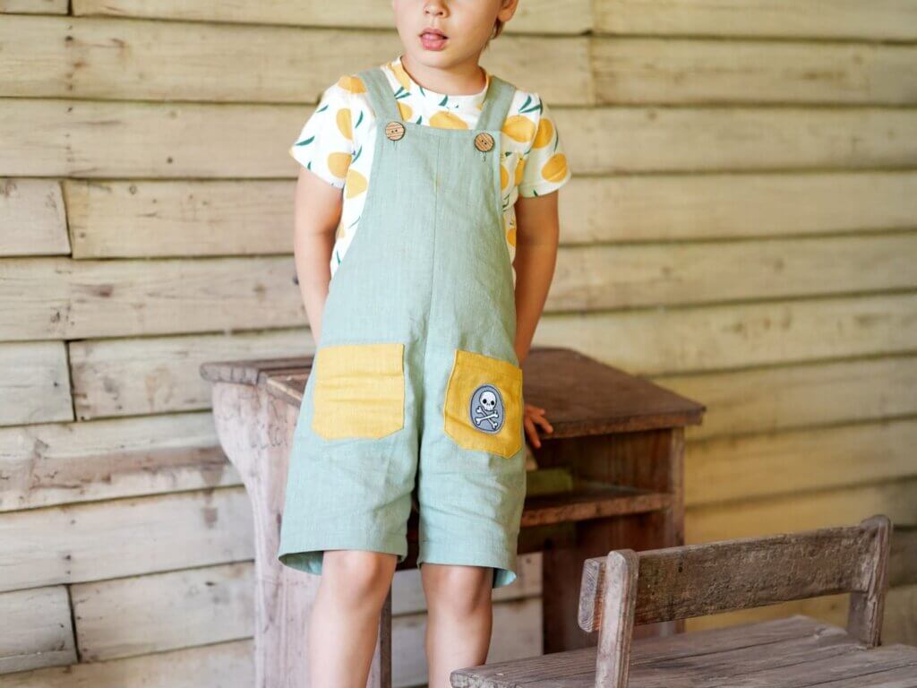 Schnittmuster Latzhose – kurze Kinderlatzhose mit flexiblen Trägern nähen