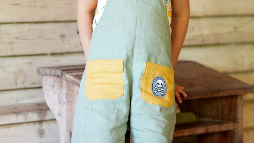 kurze Kinderlatzhose genäht mit Schnittmuster Latzhose in Gr. 86-92
