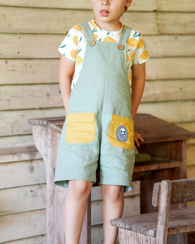kurze Kinderlatzhose genäht mit Schnittmuster Latzhose in Gr. 86-92