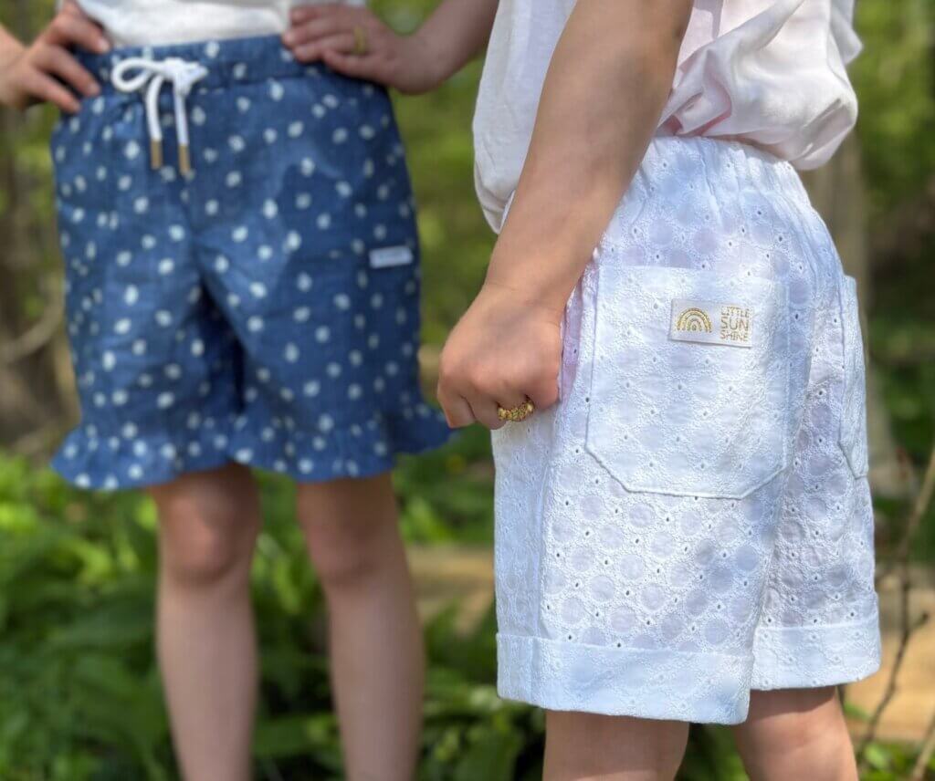 Kind trägt selbst genähte Shorts nach kostenlosem Schnittmuster
